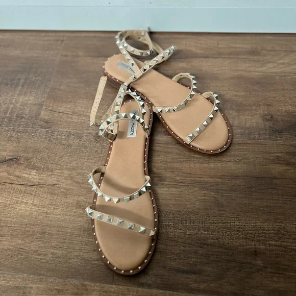 Steve Madden Tan Flat Sandals with Ankle Straps and Studded Design - Picture 2 of 2